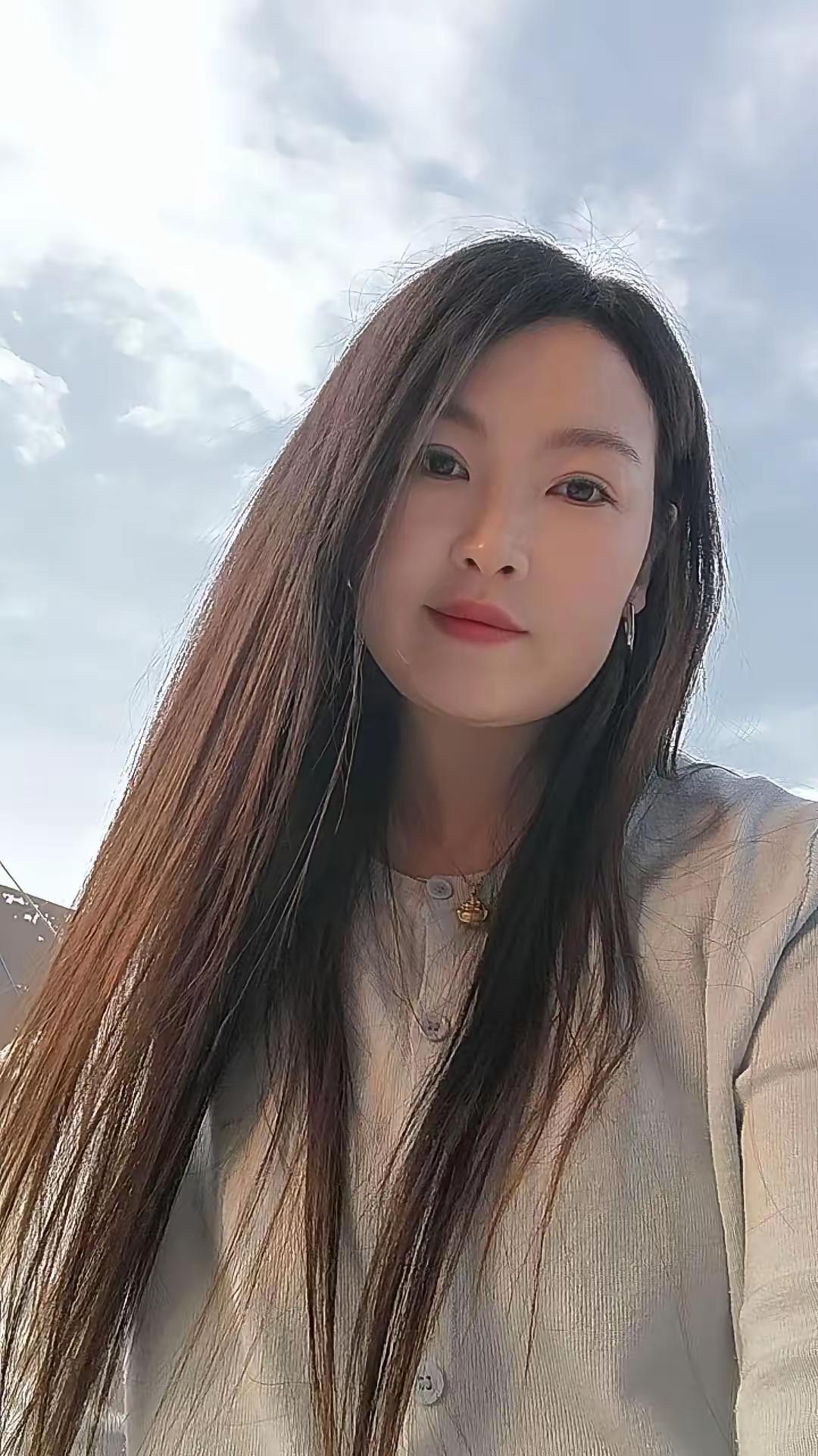 真正爱你的男人，不只是想睡你，而是这3种本能反应：

1. 见你就忍不住有生理反