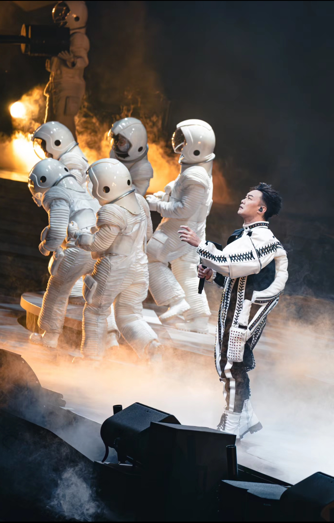 年纪大了不上网就这么被忽略了，喜欢陈奕迅15年，巡演追了三场，像Eason说的，