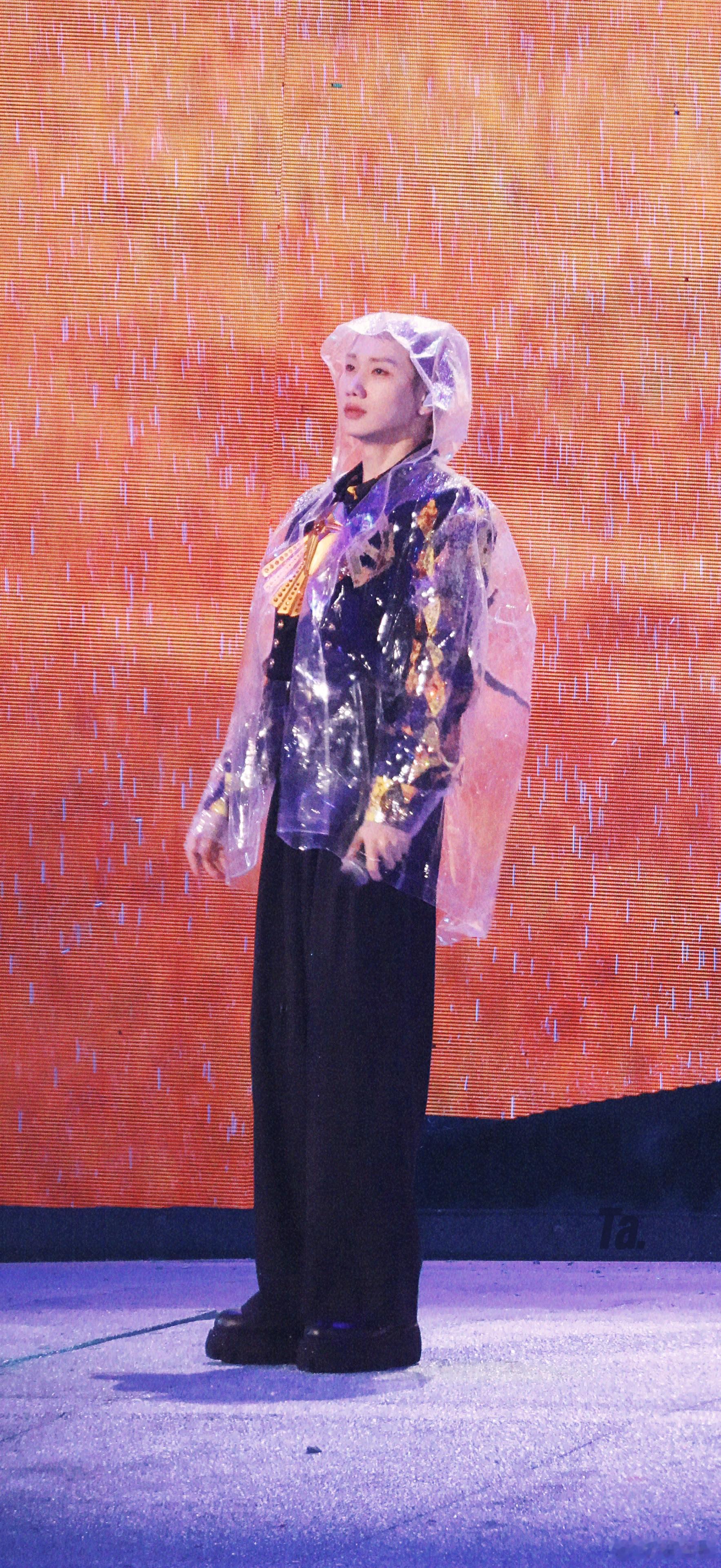 汪苏泷明日世界太原上座率 暴雨天内场全是人、看台也塞满，连过道都在晃荧光棒，这上