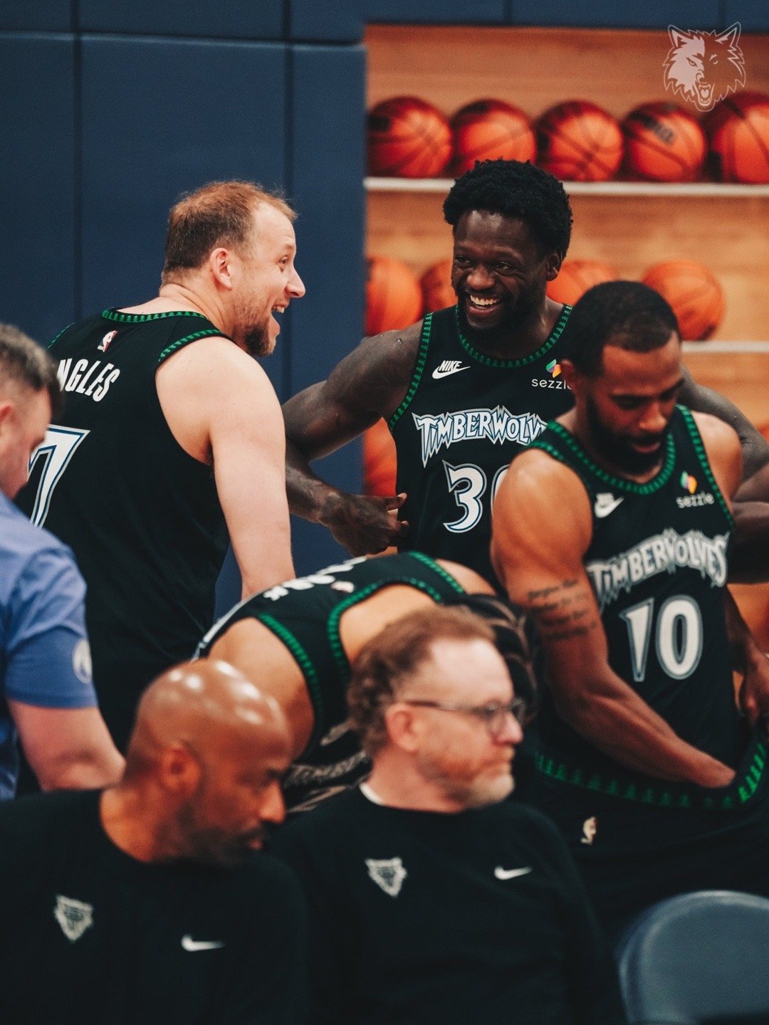 森林狼队今日拍摄了团队照📸 