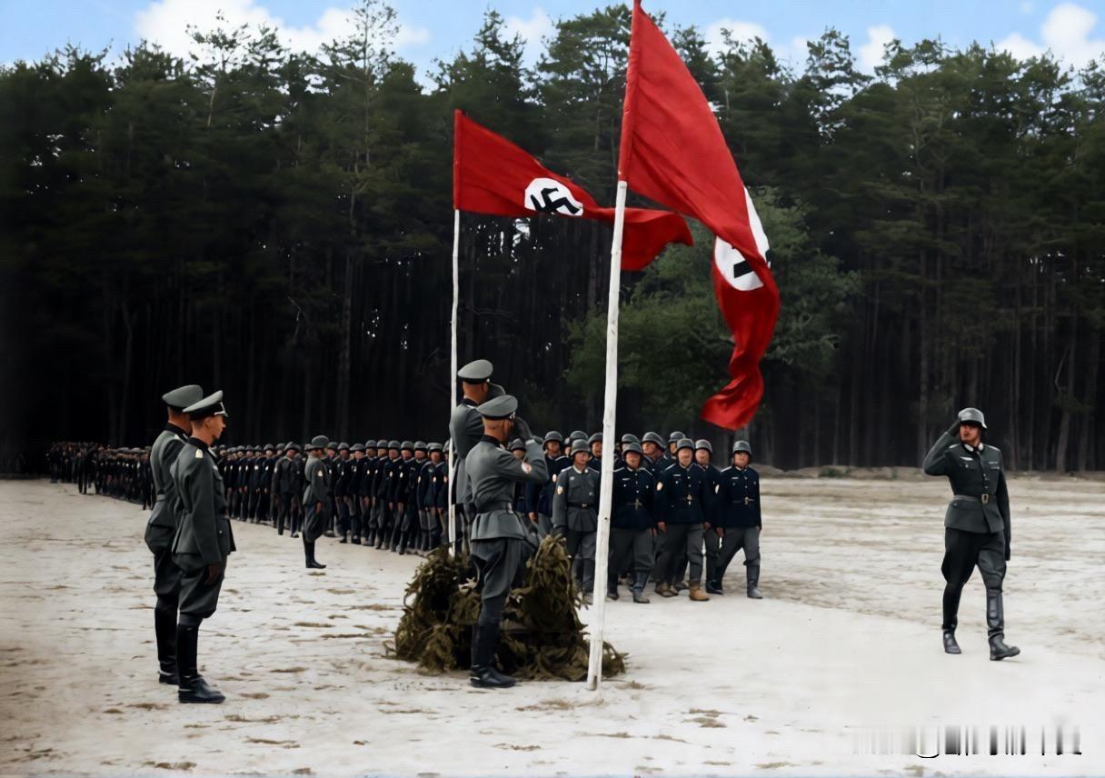 安德烈·符拉索夫正在检阅一队“俄罗斯解放军”士兵。这个“俄罗斯解放军”在二战中，