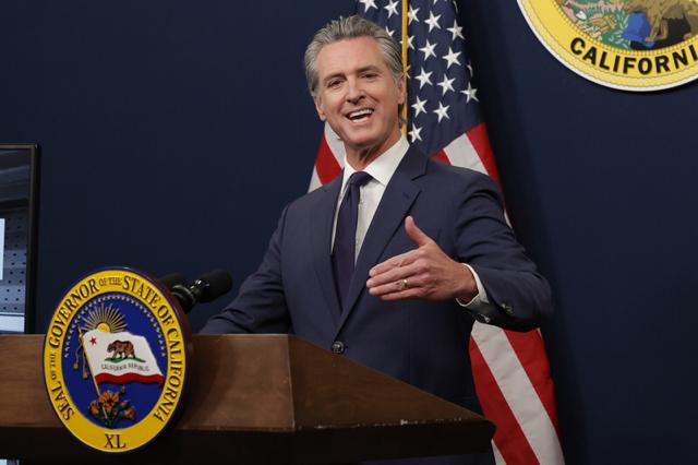 纽森怒斥“双蠢组合”：特朗普与贝森特把美国经济推下悬崖

“一个比一个蠢。”
