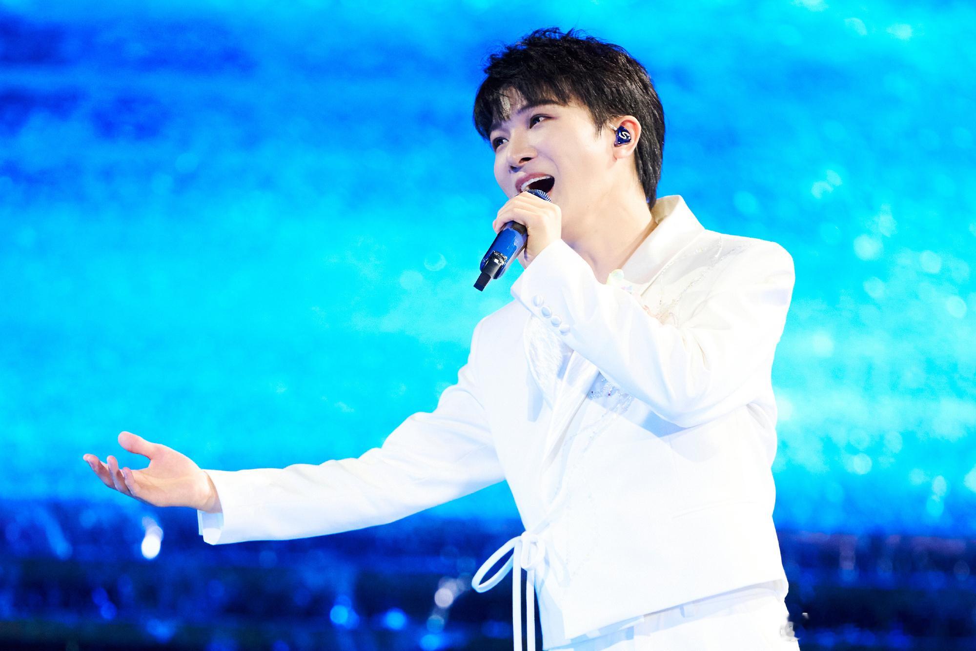 周深真的尽职尽责，随时随刻都在宣传贵阳了，我一个河南人自从追周深，现在对贵阳了解