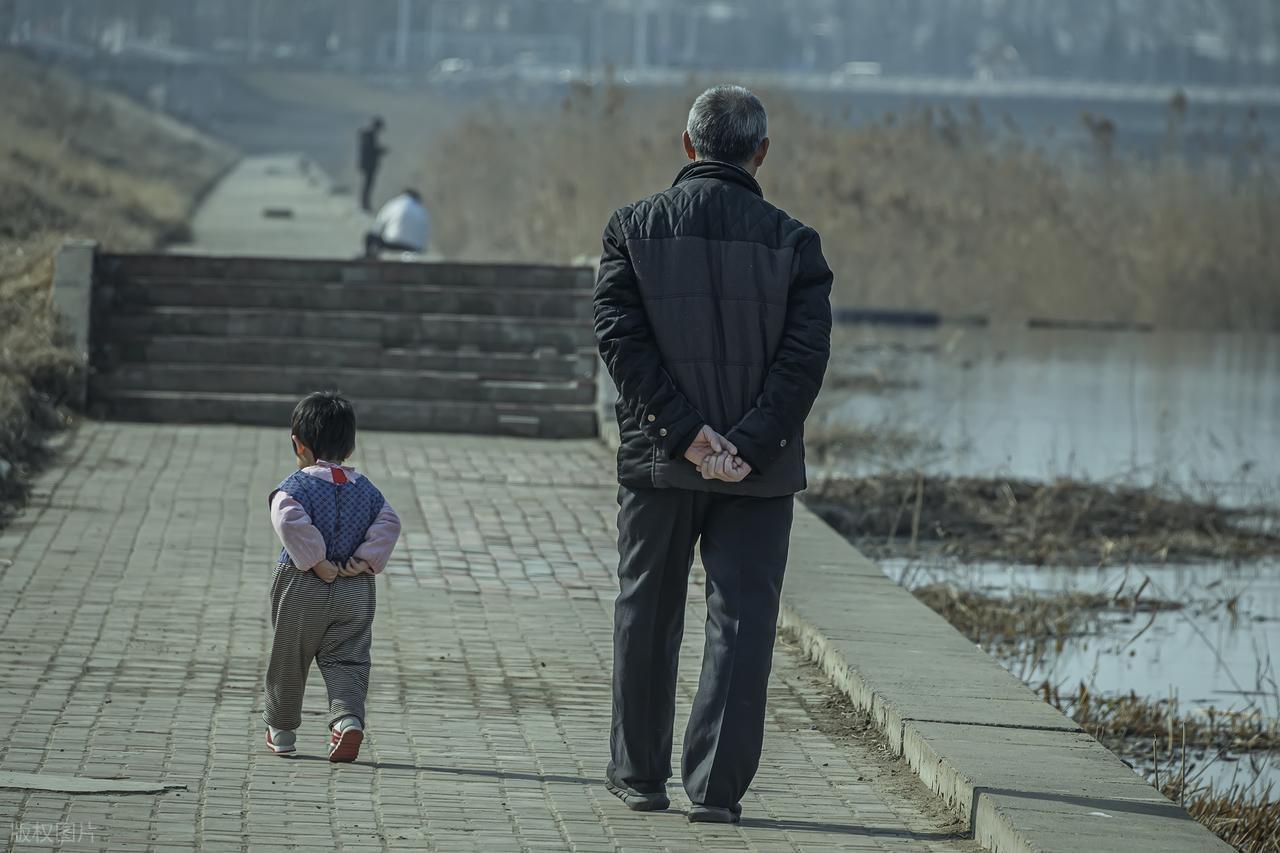 到了中年才发现，真正的“底层人”，就是父亲。父亲折腾了半辈子，也没有改变命运，顶