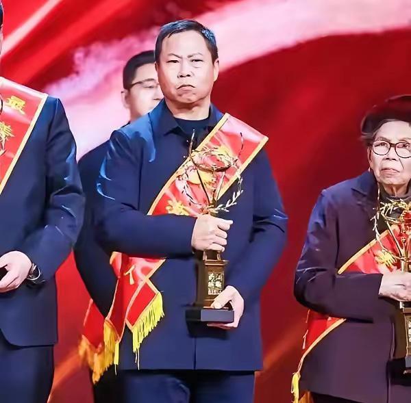 2024年，浙江船老大沈华忠出海时，突然接到求救信号，他当场砍断6300只蟹笼，