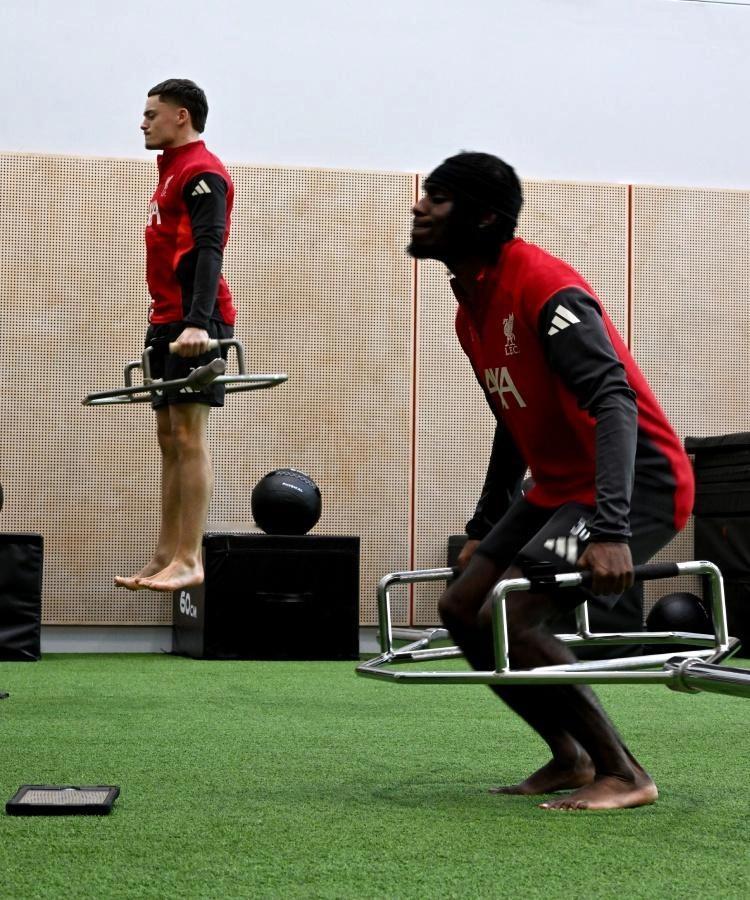 赛前发布会无人提及的远藤航确实也没有看到（脚踝受伤） 