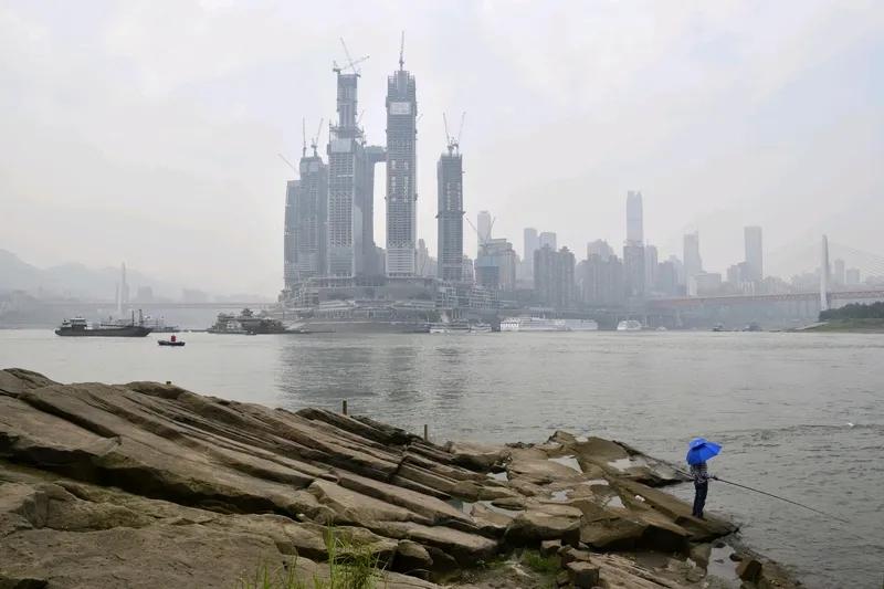 国庆中秋临近，各地都飘起了“中国红”，氛围感直接拉满！
重庆渝中区在20条重要路