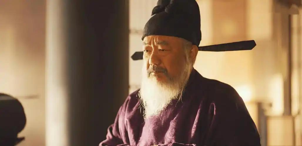 公元947年，开封城破，契丹皇帝耶律德光坐在大殿上，盯着一个66岁的中原老头儿：