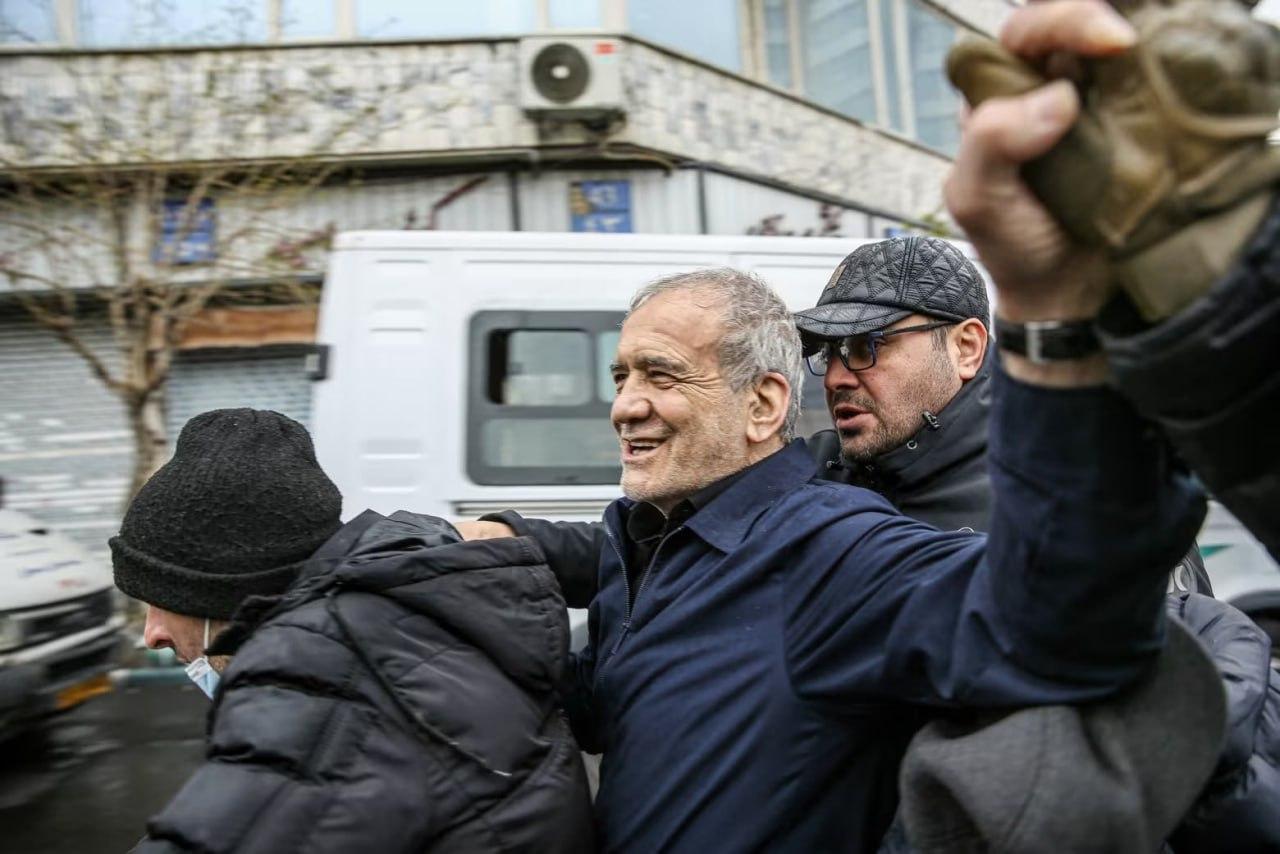 伊朗总统马苏德·佩泽什基安在圣城日当天于德黑兰骑乘摩托车出行。多位伊朗高官出现在