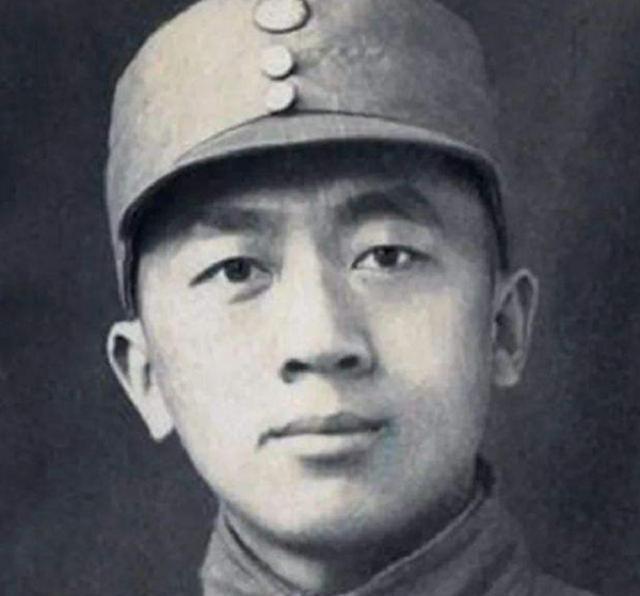 1942年，警卫递给粟裕一盒烟，粟裕在看到烟盒里的东西后，直接下令：“关闭掉所有