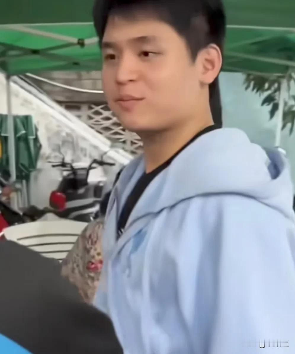 林诗栋变身签名机器人，乒超结束后就回到三亚，不少人特意找到林诗栋妈妈的饭店，让林