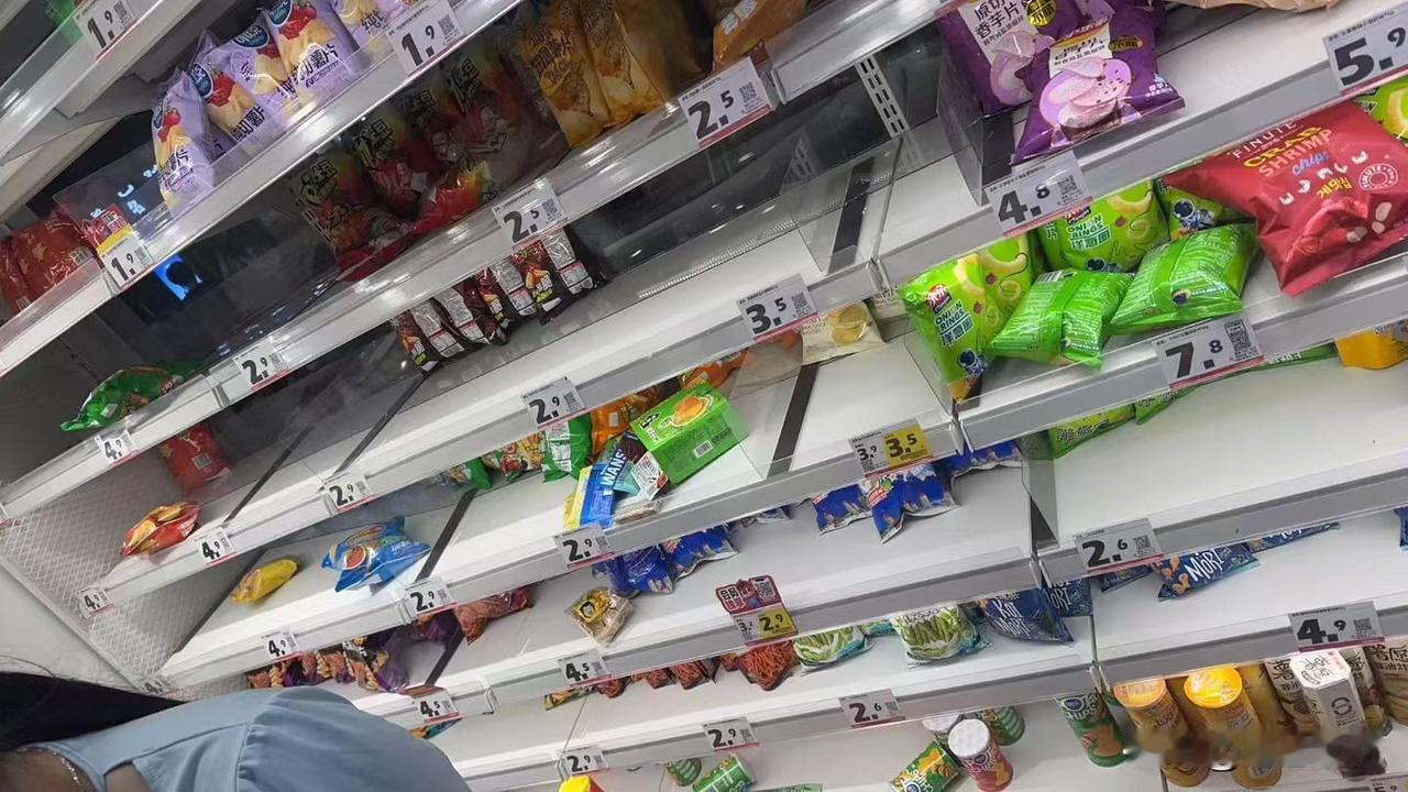 太疯狂了，太疯狂了，连青菜都没得卖了，这应该是去口罩事件之后的又一突破吧，台风来