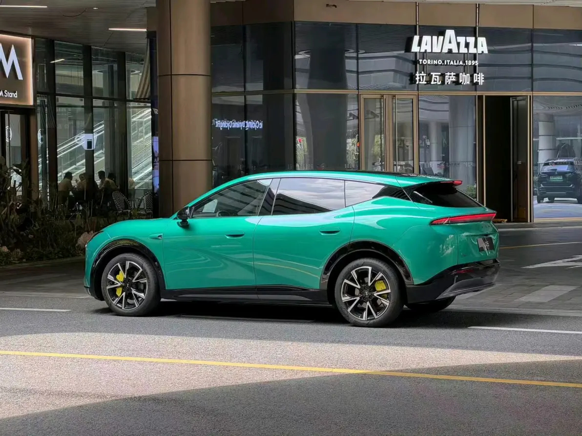#差评说车# 小鹏 MONA L05，现在已经无伪装出来拍 TVC 了，想必应该