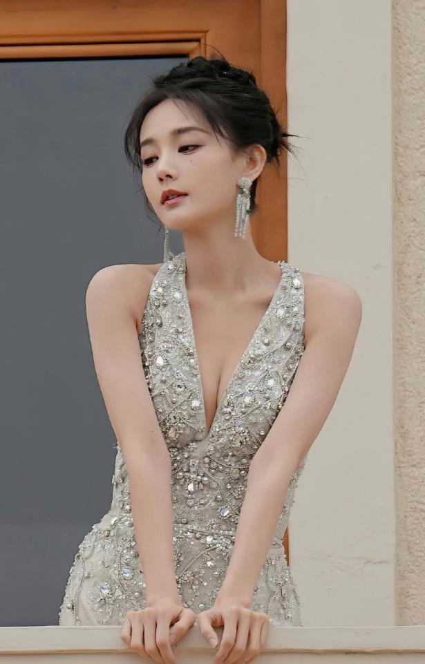李一桐新剧《狐妖小红娘王权篇》开机路透来啦！这次她在传统蜘蛛精造型上有了新的改变