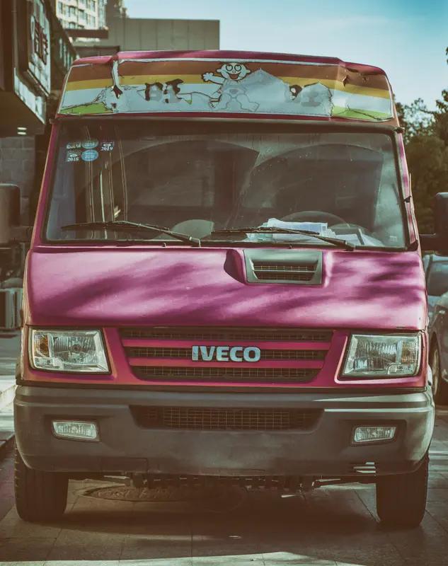 近日，一段“依维柯客车牵引13米长半挂车”在高速上行驶的视频，让无数路过司机惊出