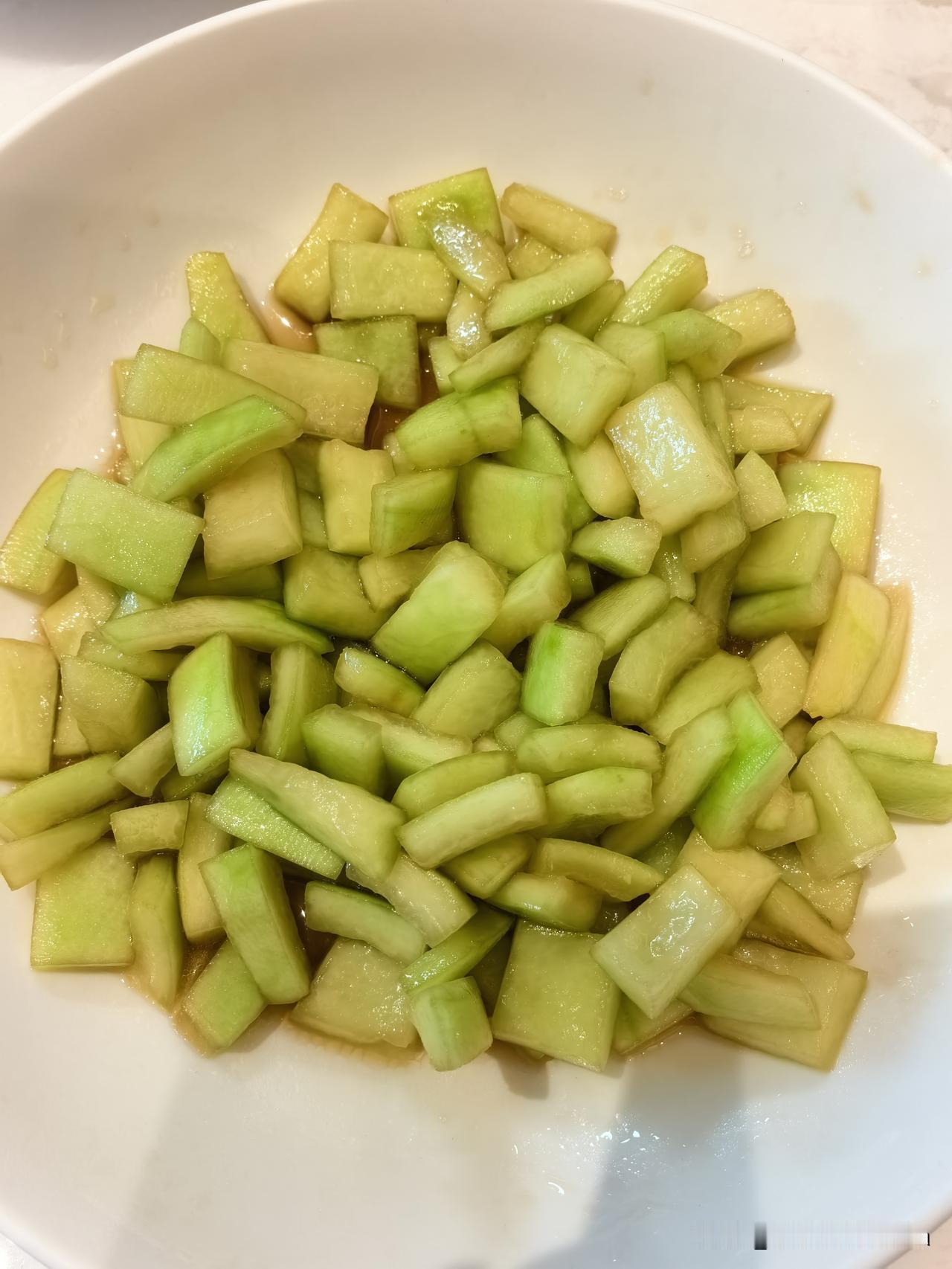 我们全家老小都爱吃凉拌西瓜皮，老伴说他的刀功就是小时候切西瓜皮练出来的。
我家宝