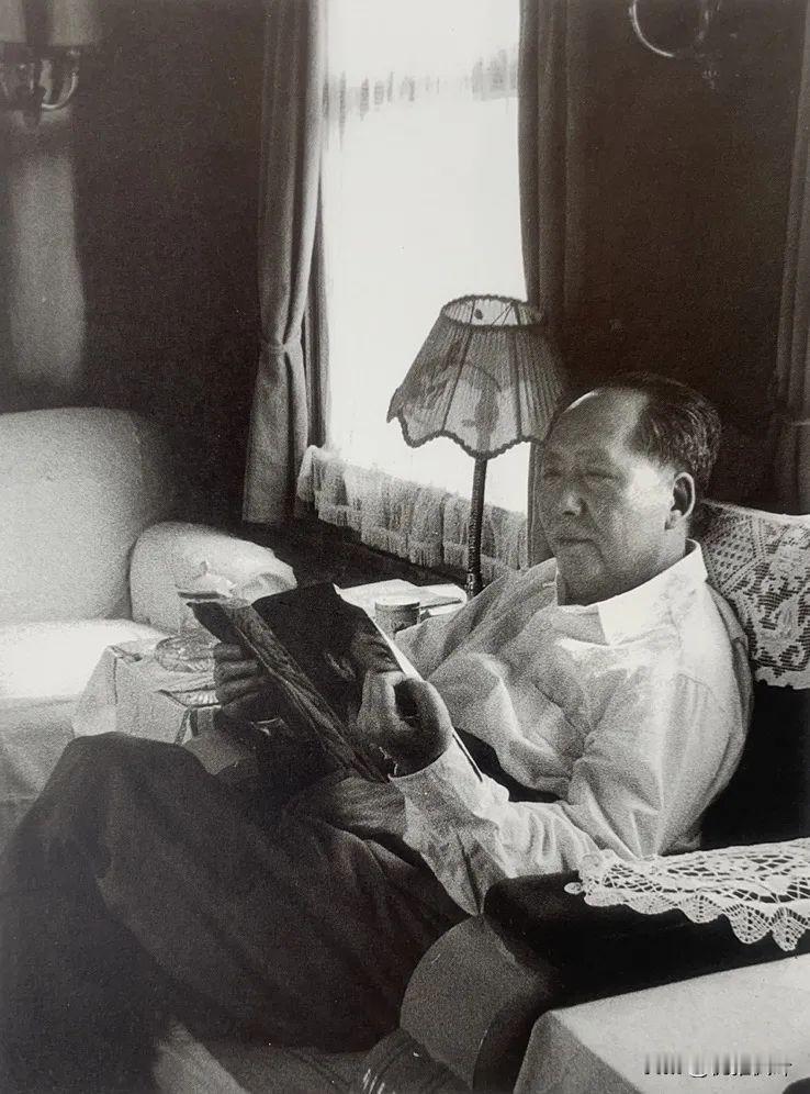 毛主席对个人生日的固执，藏着对党员的关怀。1957 年，毛主席 64 岁生日，有