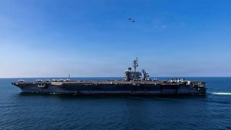 美国海军称，一名美国水兵在 “亚伯拉罕・林肯” 号航空母舰上受伤。
美国海军周四