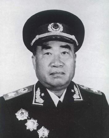 朱德的人格力量有多大？伟大领袖毛主席说：朱德是人民的光荣；周恩来说：举世公认，你