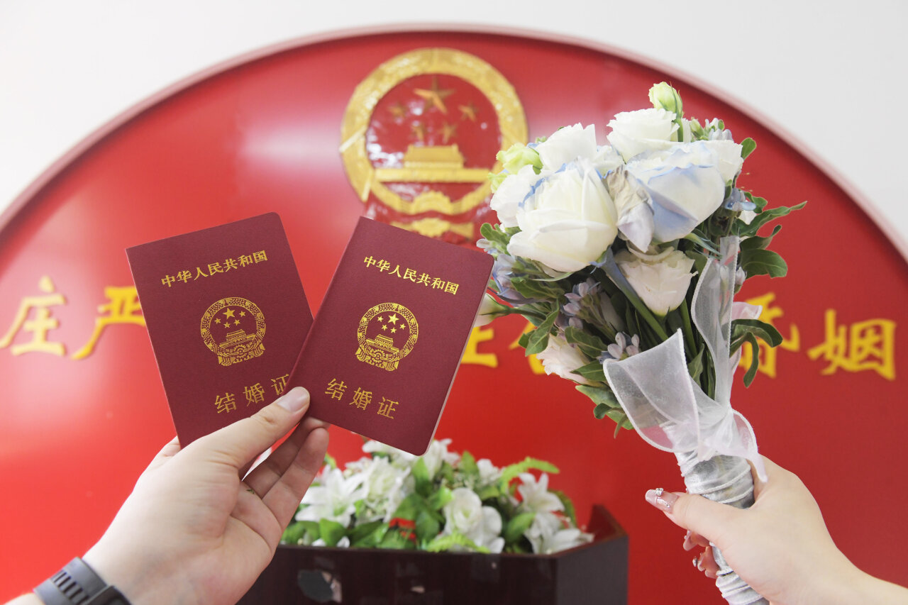 【#方便不是结婚的理由#】最近，“在哪里可以领结婚证”的答案越来越丰富。公园里可
