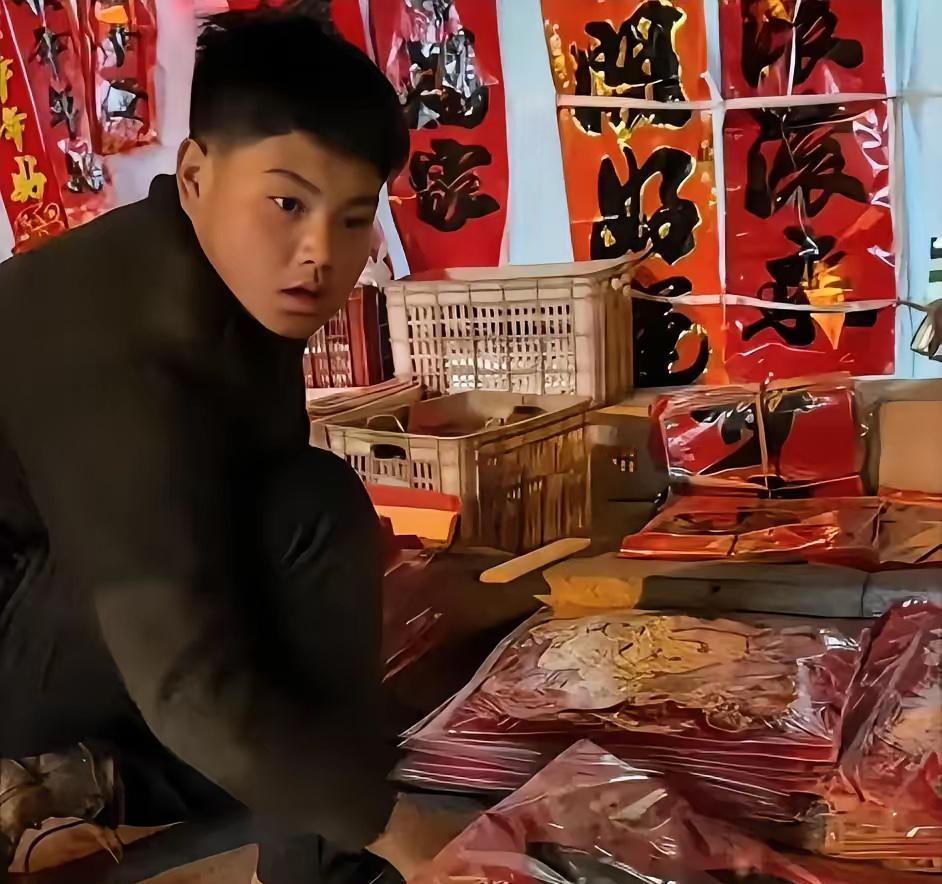 太心酸了！”山东烟台，14岁男生摆摊卖对联，本以为是体验生活，没想到男生父亲早逝