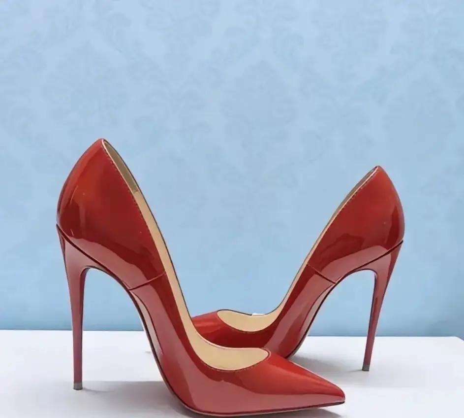 32%公司悄悄松绑制服
 
昨天我穿红鞋进会议室，HR没拦。新规定：鞋跟不过5c