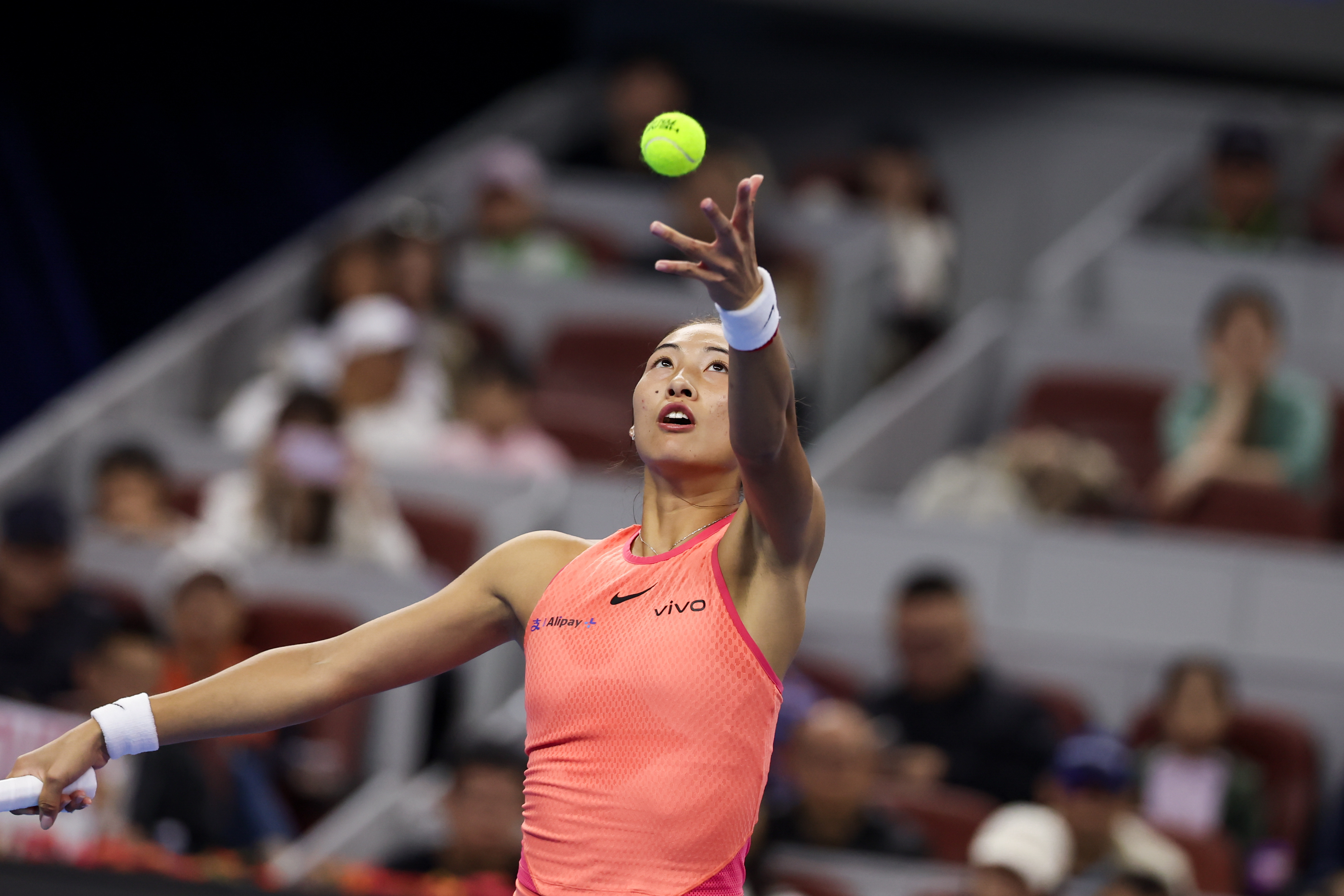 #2024中网# 女单1/4决赛，郑钦文开场0-4后连得五局反超至5-4，不过仍
