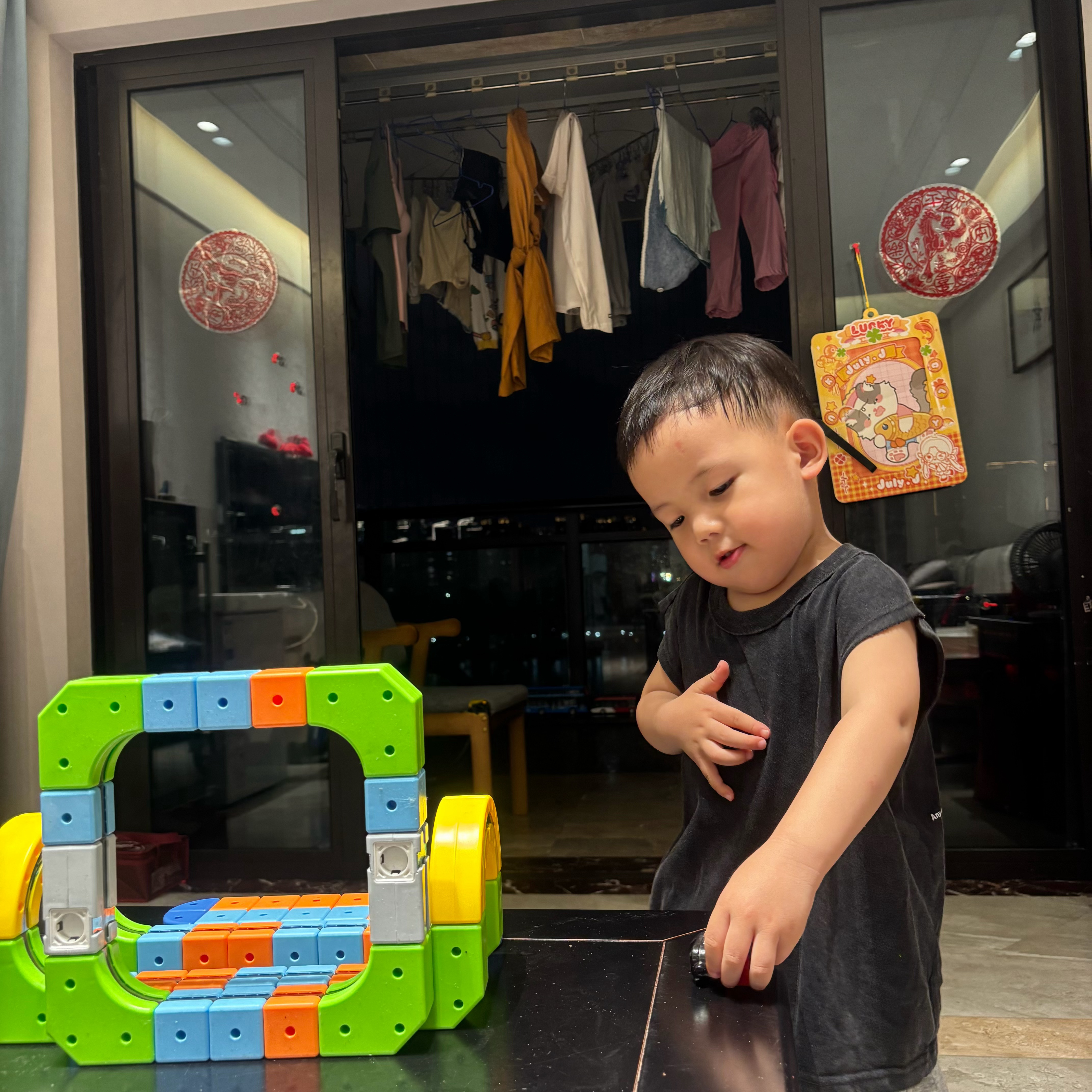 今天奶奶问阿琛：两天没见妈妈，有没有想妈妈。琛：哼，臭妈妈。今天希希放学用电话手