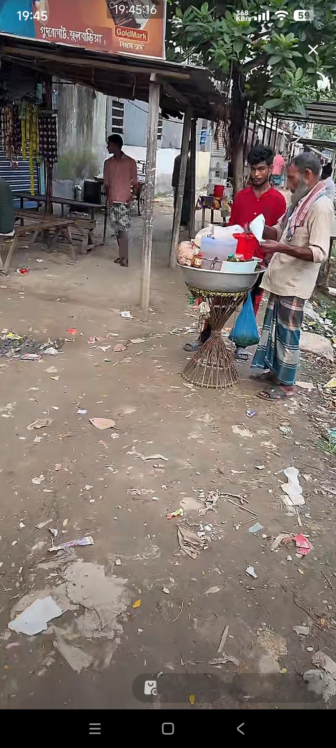 旅游博主在印度孟买拍的街照

河对面是孟买的富人区，高楼林立
而博主所在的这边则