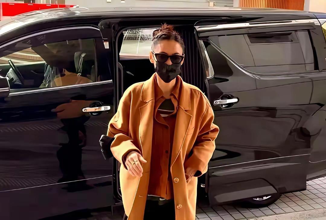 张柏芝这波折腾，说到底还是有底气——俩儿子姓谢，这底牌比什么都硬。
 
你看啊，