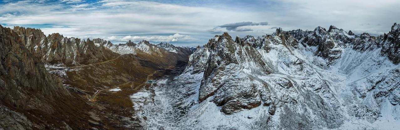 假如你带无人机去莲宝叶则，你会得到…………
📍无敌的长轴画卷
📷拍摄设备：M