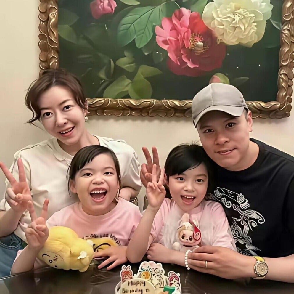 熊黛林一家同框，两个女儿没遗传到她的美貌 ​​​