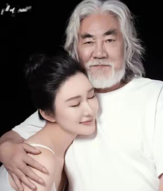 恭喜中国顶级导演，张大胡子在73岁高龄喜当爹。圆了自己多子多福的梦想。有了一个小