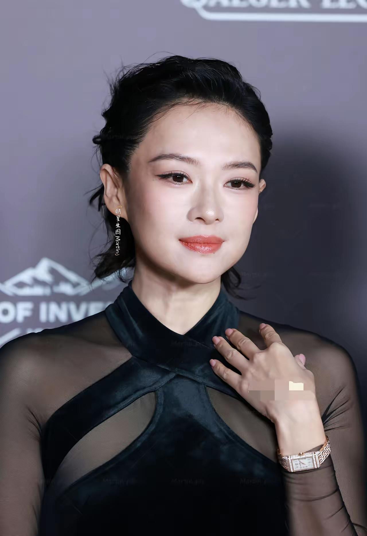 昨晚心情最复杂的估计就汪峰了，
不是章子怡有了新恋情，
也不是她又美出新高度，而