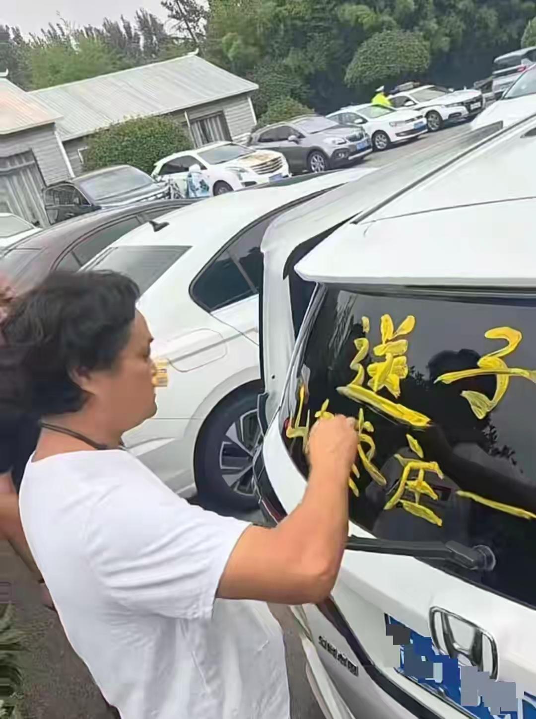 千里送学路，满途幸福情
儿子要去3500公里外的新疆克拉玛依上大学，山东枣庄的耿