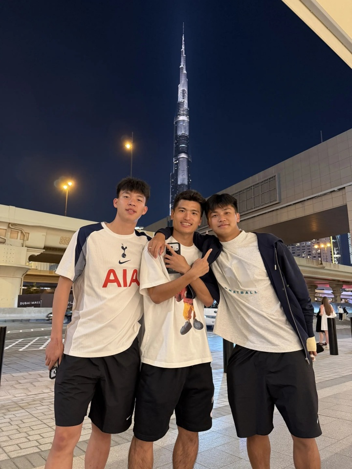 王钰栋回应穿热刺球衣拍照 王钰栋在社媒平台晒动态，球迷发现他身穿热刺球衣，本人回