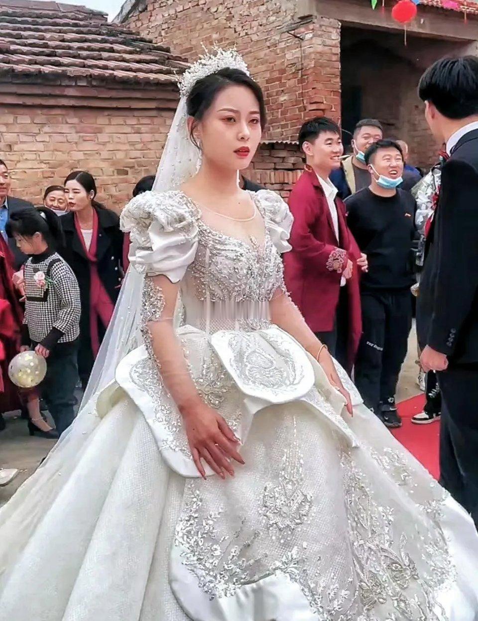 新娘太美了，貌似女明星的长相，新郎上辈子肯定是积福了。 ​​​