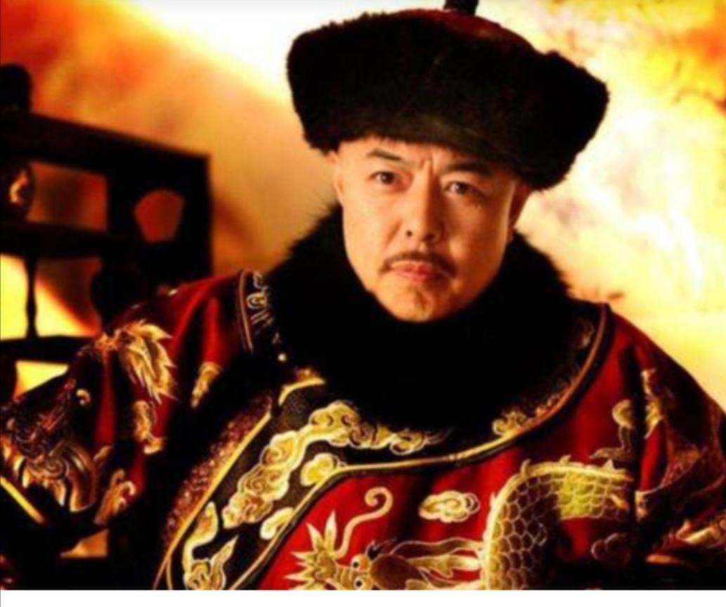 在清朝政治史上，军机处是一个绕不开的关键词。

它看起来只是皇帝身边的一个办事机