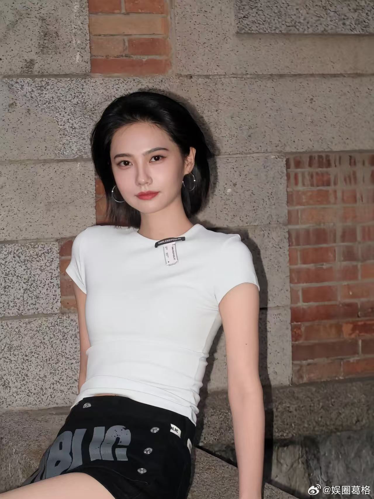 姜珮瑶燕麦系穿搭太出片了 救命，这组照片简直是“低能量穿搭”的满分答卷！燕麦色针