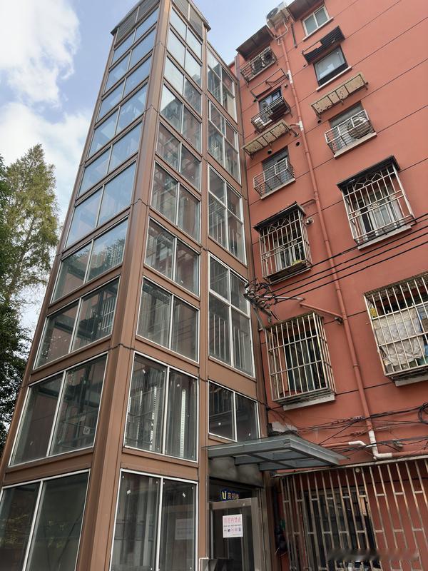上海宝山，一老人所住老小区因加装电梯故障，已经一个月没下楼了，联系电梯公司也无人