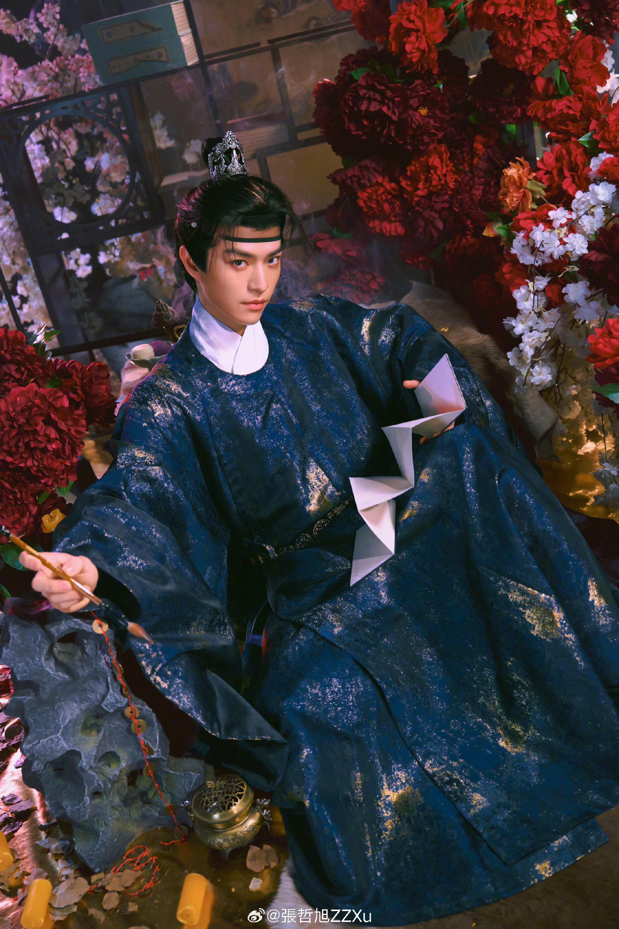 我给张哲旭拍的腹黑摄政王 被张哲旭这套写真狠狠拿捏！镜头里的每一个眼神、每一次转