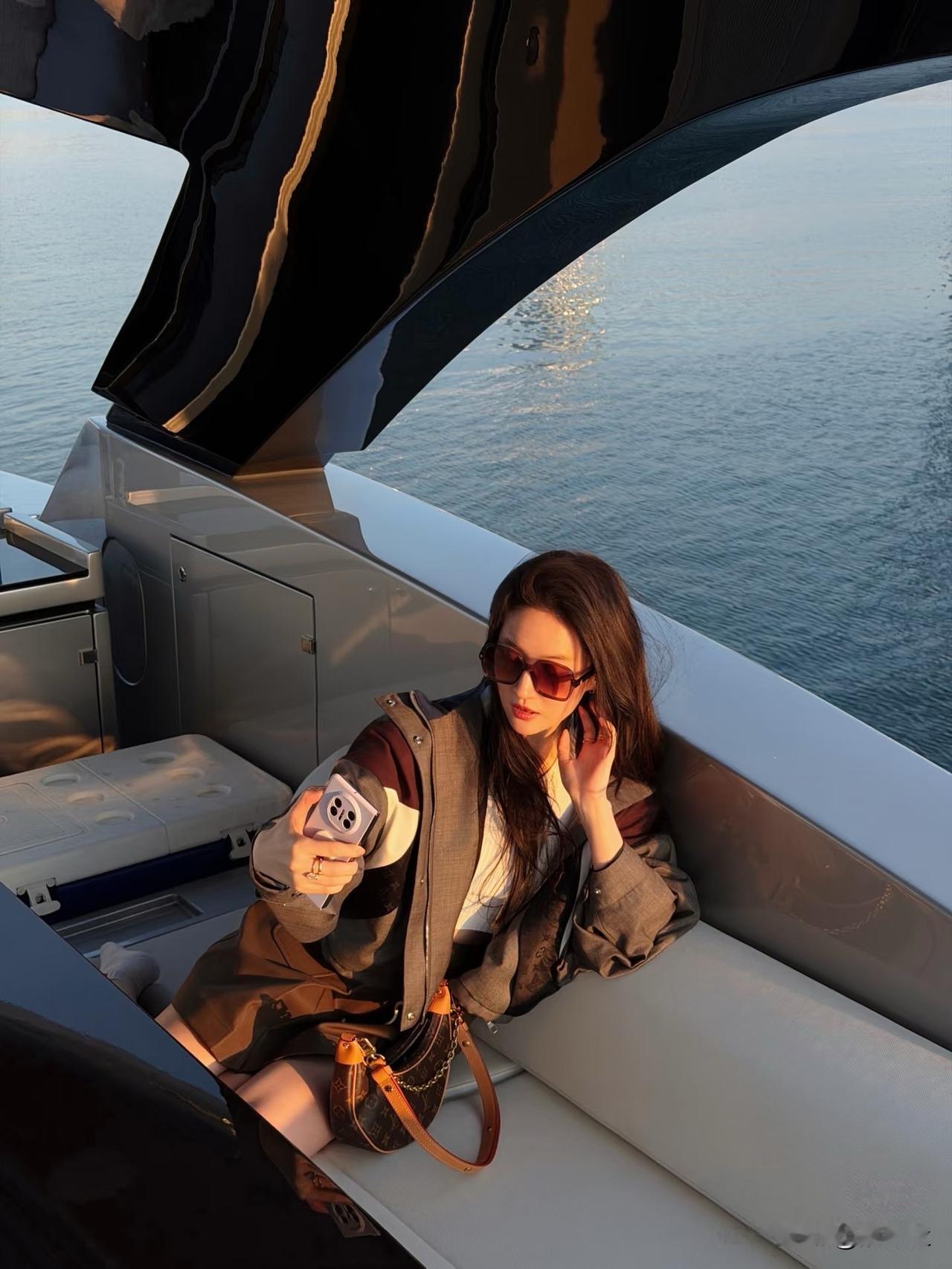 天仙出巡！刘亦菲游艇随拍，松弛又贵气