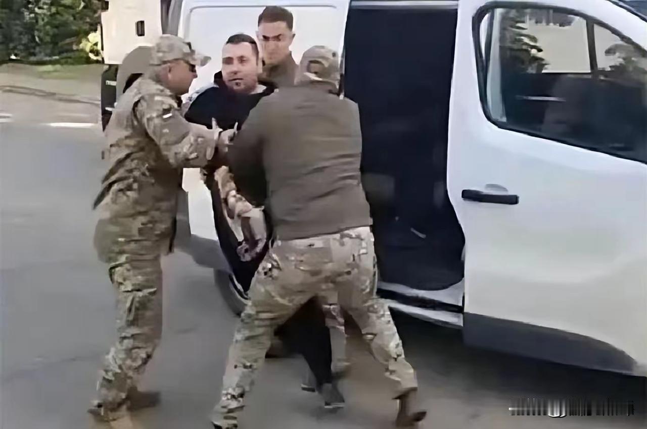 1. 乌军士兵投俄后称泽连斯基是乌克兰之敌：前乌军士兵占亲俄武装三成，因征兵像抓