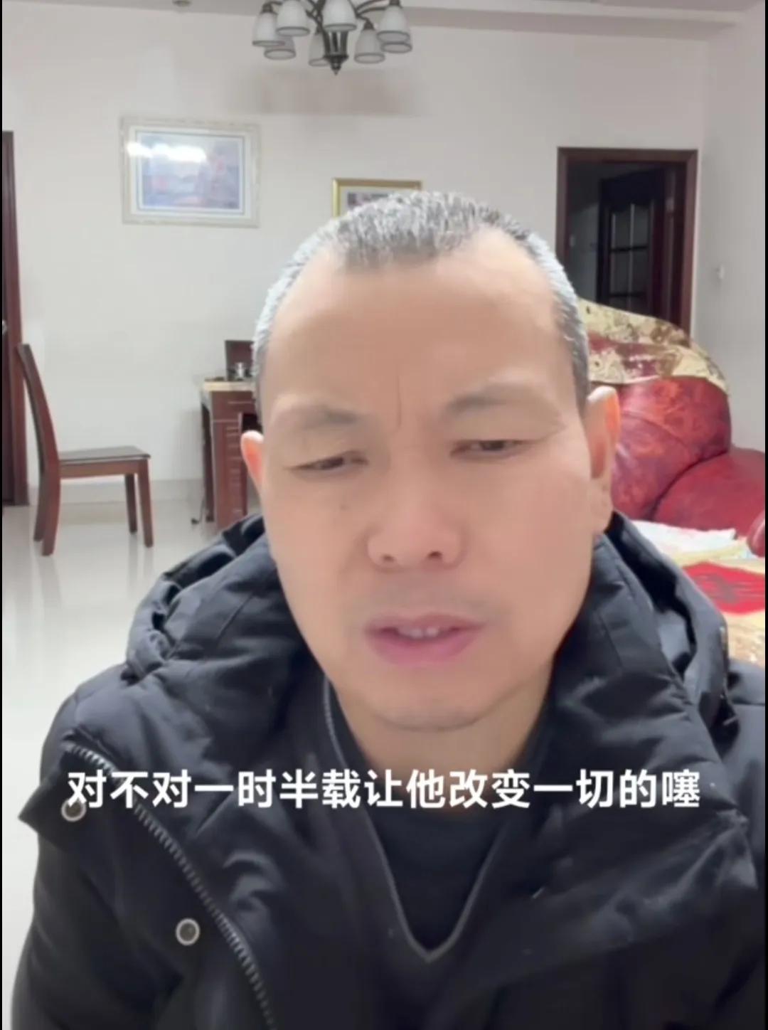 李坤鹏爸爸说慢慢来，什么时候想好了什么时候做决定！
李坤鹏父母为孩子准备了那么多