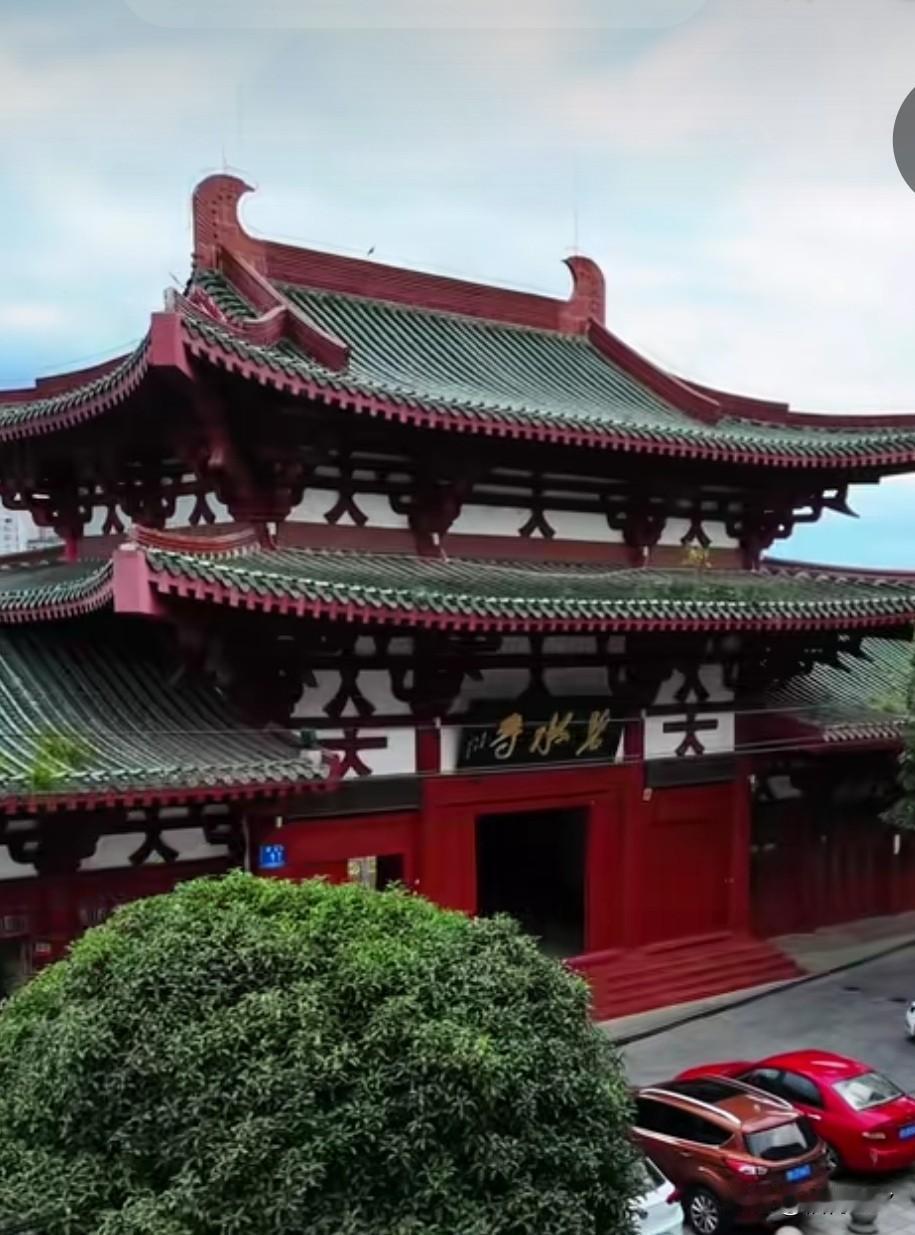 绵阳的圣水寺已经名声在外，堪比泰国风情。但绵阳东方大桥旁越王楼下还有一栋古建筑历