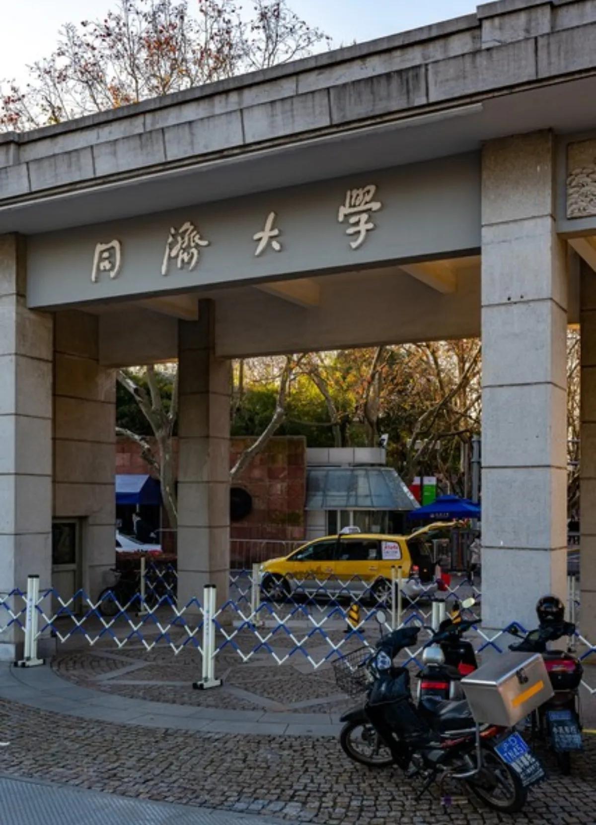 新冠正流行，为何上海的高校反而打开校门对外开放！
最近有一个有意思的情况，上海多