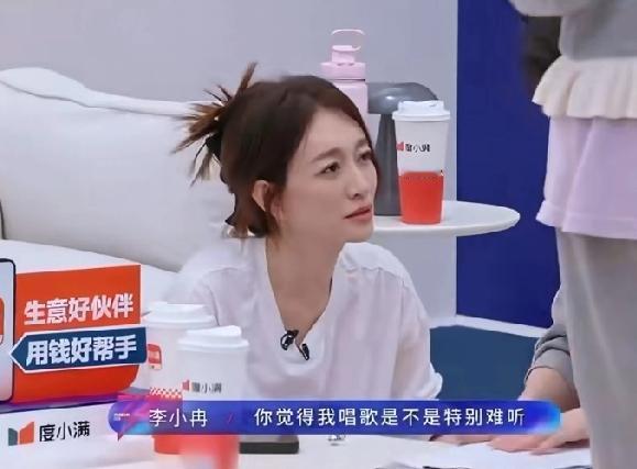 李小冉在后台练歌时问徐洁儿自己唱歌是不是很难听，徐洁儿夸她刚刚的转音就很好听，只