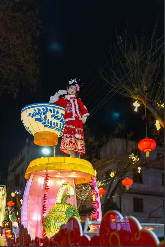 2. 高台上的锦绣红妆，是元宵灯会最耀眼的风景，把传统年味儿拉满。
3. 灯火璀