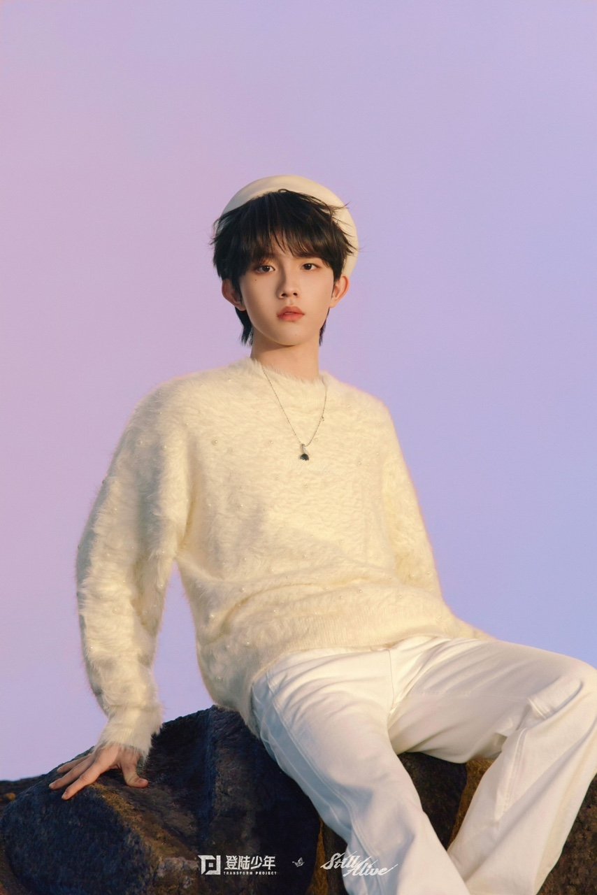 苏新皓白色贝雷帽这个苏新皓嫩的很突出!!!!苏新皓背水一战MV花絮照苏新皓