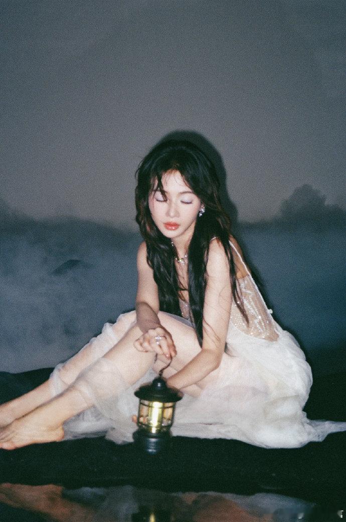 于正说吴谨言马上又要进组 于正亲自透露新动向，吴谨言无缝进组开启新挑战，相信姐姐